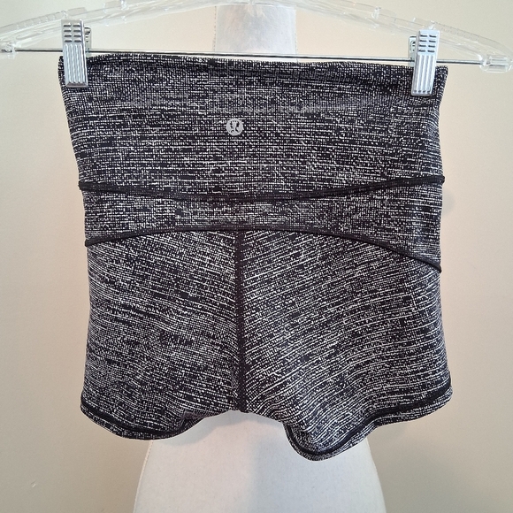 Lululemon In Movement Biker Shorts Everlux 2.5" In Ice Grey Black Size 4 - Picture 5 of 6